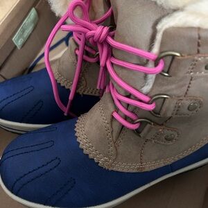 Sold Bear paw everly youth size 2